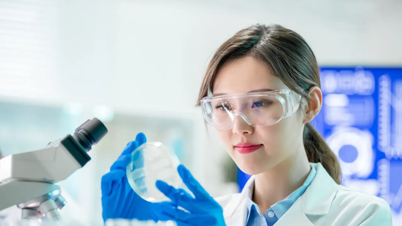 peneliti di laboratorium