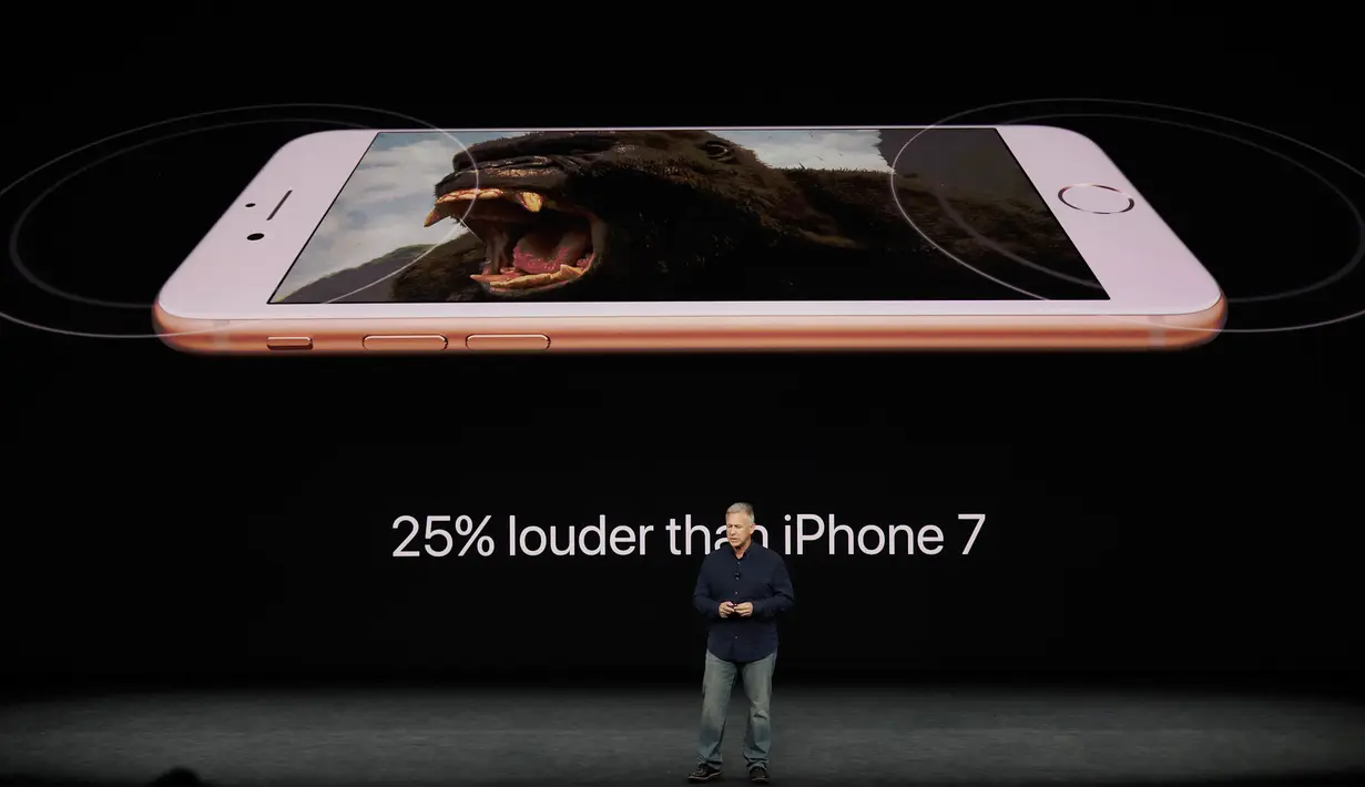Penjelasan tampilan terbaru produk Apple oleh Phill Schiller saat peluncuran di Steve Jobs Theatre, California, Selasa (12/9). Pengeras suara pada iPhone 8 dan 8 Plus 25% lebih nyaring dari iPhone 7 dan 7 Plus. (AP Photo/Marcio Jose Sanchez)