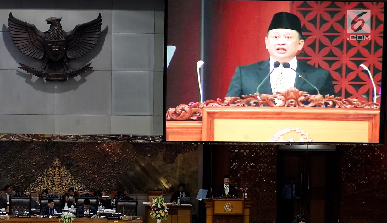 Ketua DPR Bambang Soesatyo berpidato dalam Rapat Paripurna ke-19 di Kompleks Parlemen, Senayan, Jakarta, Senin (5/3). Rapat ini diwarnai sejumlah interupsi dari anggota DPR. (Merdeka.com/Iqbal Nugroho)