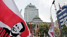 Gedung Mahkamah Konstitusi tampak diramaikan bendera dan atribut buruh karena didatangi ribuan buruh dari berbagai organisasi (Liputan6.com/Miftahul Hayat) 
