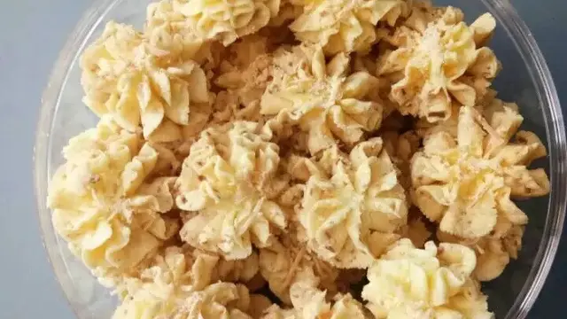 Resep kue Lebaran semprit keju susu tanpa telur. (dok. Cookpad @falen_ann05)