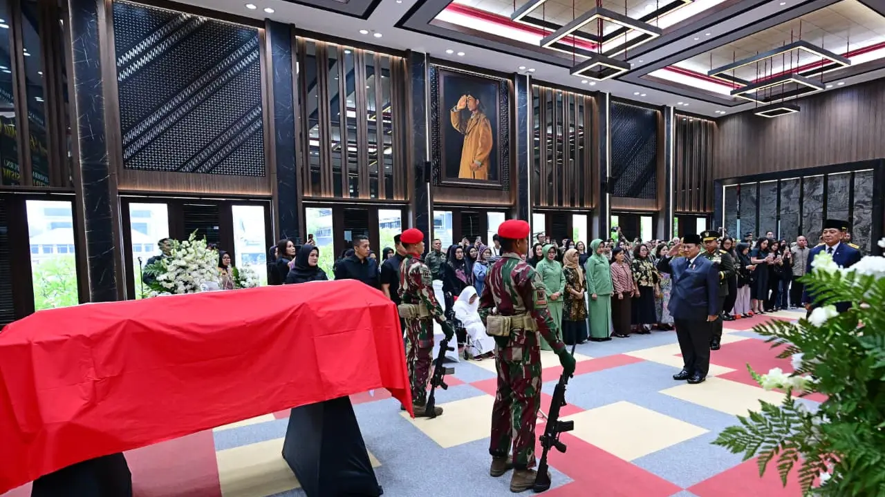 Presiden Prabowo Subianto memberikan penghormatan terakhir untuk almarhum Jenderal TNI (Purn.) Subagyo Hadi Siswoyo.