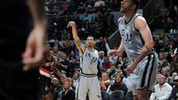 San Antonio Spurs mengukir tujuh kemenangan kandang beruntun saat mengalahkan Portland Trail Blazers 110-94, Jumat (30/12/2016) waktu setempat. (Bola.com/Twitter/Spurs)