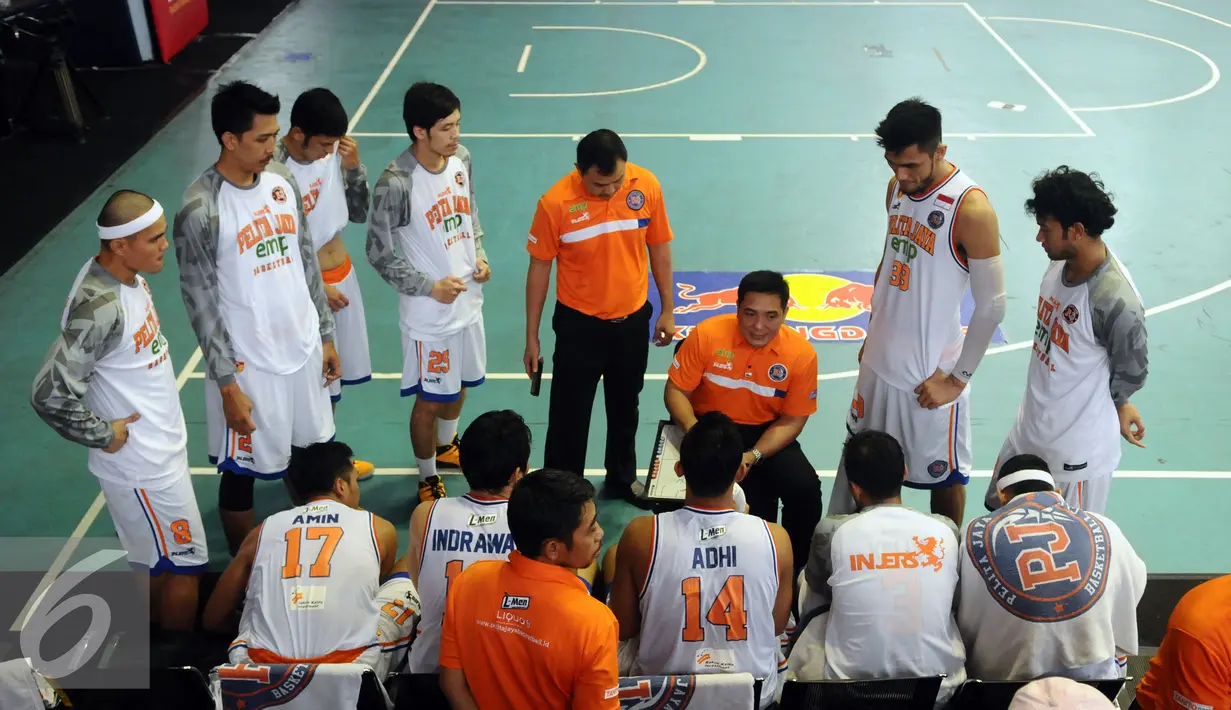 Pelatih Pelita Jaya, Benjamin Alvarezsipin III (ketiga kanan hadap lensa) memberikan arahan jelang laga melawan Bimasakti di Indonesia Basketball League 2015-2016, Jakarta, Rabu (13/1/2016). Pelita Jaya unggul 86-36. (Liputan6.com/Helmi Fithriansyah)