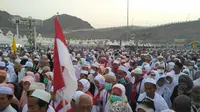 Jemaah haji Indonesia saat menuju Jamarat untuk melontar jumrah di Mina. (Liputan6.com/Muhammad Ali)