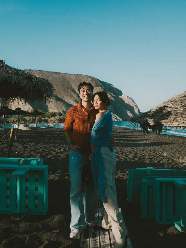 7 Potret Vidi Aldiano dan Sheila Dara Liburan di Santorini, Pamer Kemesraan