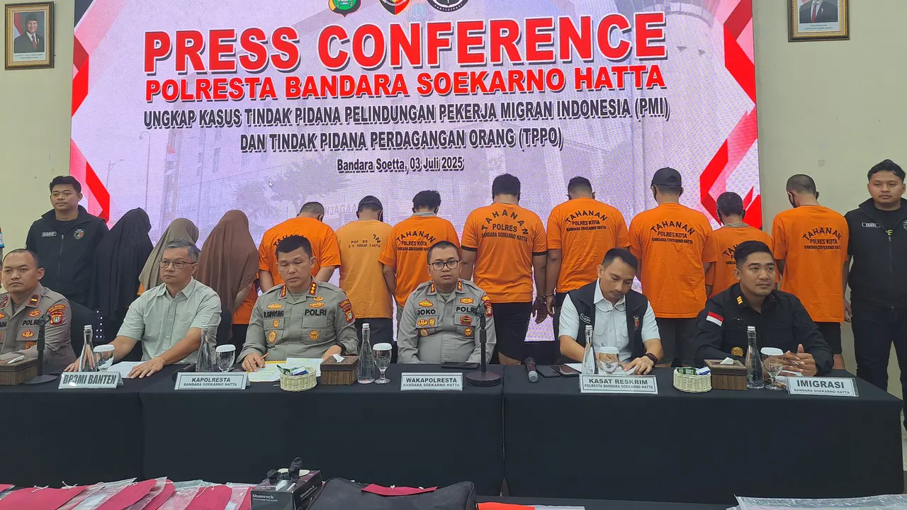 Polisi Bandara Soekarno-Hatta mengamankan 11 orang tersangka dugaan kasus Tindak Pidana Perdagangan Orang (TPPO), yang memakan korban hingga 340 calon pekerja migran Indonesia (Liputan6.com/Pramita Tristiawati)