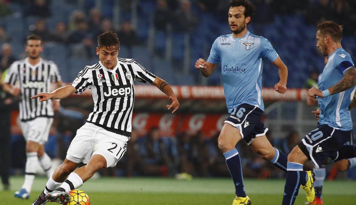 Pemain Juventus, Paulo Dybala  menggiring bola melewati pemain Lazio  pada lanjutan Liga Italia Serie A di Stadion Olimpico, Sabtu (5/12/2015) dini hari WIB. (REUTERS/Tony Gentile)