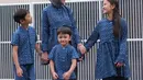 Zaskia Adya Mecca tampil kasual bersama ketiga putrinya mengenakan baju atasan biru bermotif dipadukan celana warna senada.[@zaskiadyamecca]