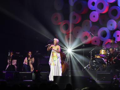 Penyanyi Dira Sugandi tampil pada hari kedua BNI Java Jazz Festival 2022 di JIExpo Kemayoran, Jakarta Pusat, Sabtu (28/5/2022). Perhelatan musik BNI Java Jazz Festival 2022 digelar pada 27-29 Mei dengan menampilkan musisi-musisi dari dalam dan luar negeri. (Liputan6.com/Johan Tallo)
