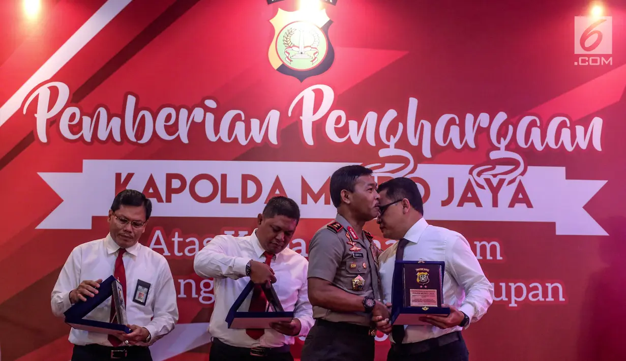 Kapolda Metro Jaya Irjen Idham Aziz memberikan penghargaan kepada anggota berprestasi yang mengungkap penyelundupan 1 ton sabu sindikat internasional di Balai Polda Metro Jaya, Jakarta, Selasa (8/8). (Liputan6.com/Faizal Fanani)