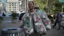 Aktivis lingkungan, Rob Greenfield melakukan kampanye peduli lingkungan di New York, AS, 4 September 2016. Rob membuang berbagai sampah yang ia hasilkan selama satu bulan ke tempat sampah plastik yang tertempel di tubuhnya. (AFP Photo/Bryan R. Smith)