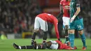 Pemain Manchester United, Romelu Lukaku terbaring usai benturan dikepala saat melawan Southampton pada lanjutan Premier League di Old Trafford, Manchester, (30/12/2017). MU hanya bermain imbang 0-0.  (AFP/Oli Scarff)
