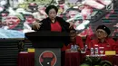 Ketum PDIP Megawati Soekarnoputri memberi pidato saat acara pengumuman nama pasangan cagub-cawagub PDIP di Kantor DPP PDIP, Jakarta, Minggu (17/11). Megawati mengumumkan pasangan cagub-cawagub Riau, Sultra, NTT dan Maluku . (Liputan6.com/Faizal Fanani)
