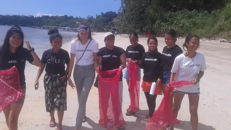 Artis Nadine Chandrawinata bersama kelompok Sea Soldiers saat membersihkan Pantai Bunaken, Nopember 2018 silam.