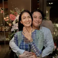 8 Tampilan Aulia Sarah Bintang Film KKN di Desa Penari Bersama Calon Suami