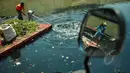 Petugas kebersihan membersihkan sampah yang menumpuk di Kali Sentiong, Jakarta, Selasa (31/3/2015). Perilaku buruk masyarakat yang membuang sampah sembarangan ke kali menjadi salah satu penyebab banjir yang terjadi di Ibukota. (Liputan6.com/Faizal Fanani)