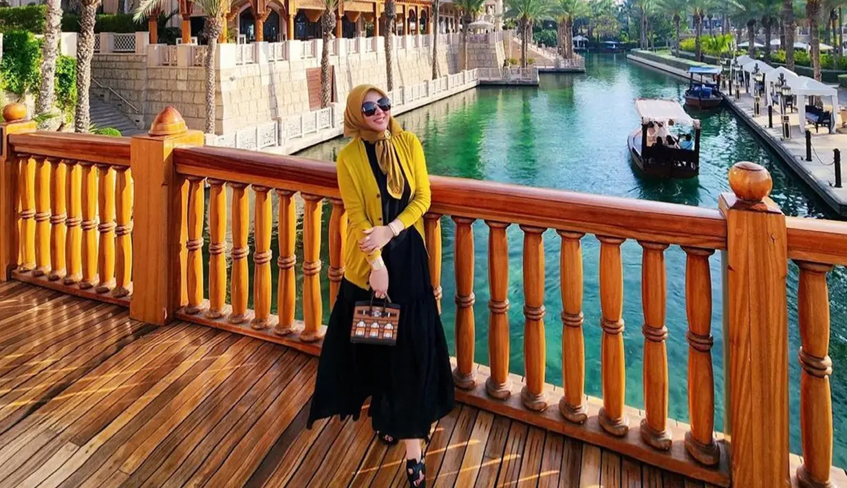 Tampil dengan busana hitam yang dipadukan cardigan berwarna mustrad, gaya Syahrini tak lepas dari perhatian netizen. Dirinya juga memilih menggunakan gaya hijab sederhana serta memadukan penampilannya dengan kacamata hitam. (Liputan6.com/IG/@princessyahrini)