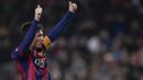 Penyerang Barcelona, Lionel Messi, mengangkat kedua tangannya merayakan gol ke gawang Elche pada laga Copa del Rey di Stadion Camp Nou, Spanyol, Kamis (8/1/2015). (AFP/Josep Lago)