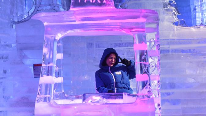 Seorang wisatawan mengunjungi Frost Magical Ice of Siam di Provinsi Chon Buri, Thailand, pada 1 Desember 2020. Suhu di Frost Magical Ice of Siam, yang mencakup area seluas 30.000 meter persegi, dijaga pada angka minus 10 derajat Celsius. (Xinhua/Rachen Sageamsak)