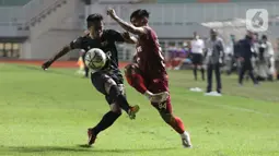 Pemain Persis Solo, Heri Susanto (kanan) berebut bola dengan Gufroni Al Maruf (Martapura Dewa United) pada laga semifinal Liga 2 Indonesia 2021 di Stadion Pakansari, Bogor, Senin (27/12/2021). Persis Solo unggul 2-1 dan memastikan satu tempat promosi ke BRI Liga 1. (Liputan6.com/Helmi Fithriansyah)