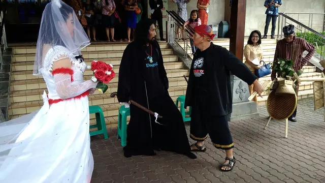 Untuk pertama kali begalan banyumasan digelar di Halaman Gereja Katedral Purwokerto. (Foto: Liputan6.com/Muhamad Ridlo)