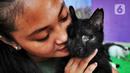 Pegawai bercengkerama dengan kucing yang buta kedua matanya di Rumah Blendy untuk Kucing Disabilitas di kawasan Sawangan, Depok, Jawa Barat, Kamis (15/12/2021). Ada sekitar 800 kucing disabilitas yang ditampung di sejumlah rumah penampungan milik pengelola, Bimbim. (merdeka.com/Arie Basuki)