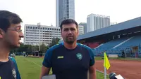 Pelatih Timnas Uzbekistan U-17&nbsp;Jamoliddin Rakhmatullaev percaya diri timnya mampu menaklukkan Inggris dalam pertandingan babak 16 besar Piala Dunia U-17 2023 di Jakarta International Stadium (JIS) pada Rabu (22/11/2023). (Liputan6.com/Melinda Indrasari)