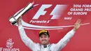 Pebalap Mercedes, Nico Rosberg, menjadi juara F1 GP Baku di Sirkuit Baku, Azerbaijan, Minggu (19/6/2016). (AFP/Kirill Kudryavtsev)