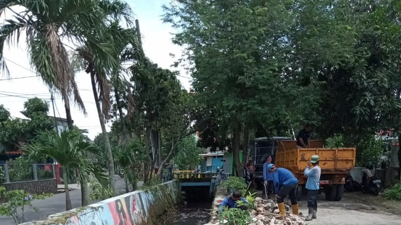 Satgas Banjir Dinas PUPR Kota Depok memperbaiki turap kali yang rusak diterjang banjir