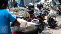 Sejumlah motor yang akan dikirim via kereta api, Senen, Jakarta, Senin (29/6/2015). Menjelang Hari Raya Idul Fitri 2015, pengiriman terutama untuk motor mengalami peningkatan. (Liputan6.com/Faizal Fanani)