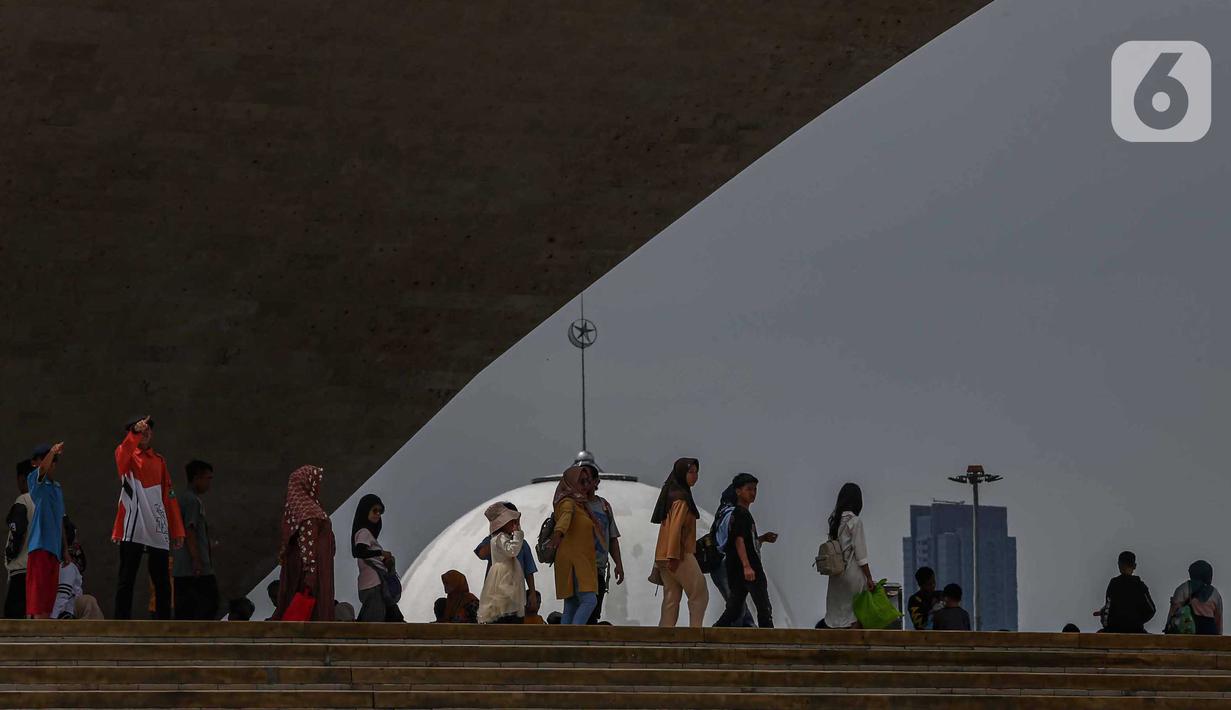 Biaya yang relatif terjangkau dan bisa mengedukasi anak-anak menjadi salah satu alasan bagi warga untuk berwisata di Monumen Nasional. (Liputan6.com/Angga Yuniar)