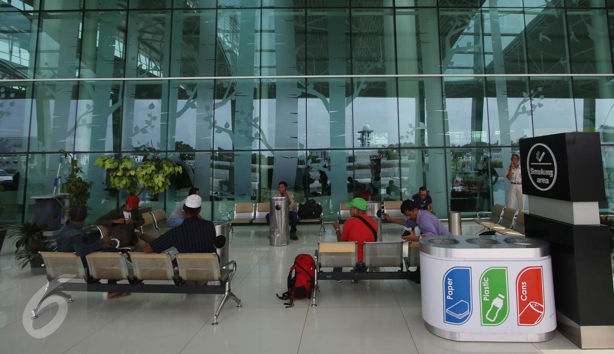Aktivitas penumpang di Bandara Internasional Sultan Aji Muhammad Sulaiman (SAMS) Sepinggan Balikpapan, Kaltim, Selasa (27/10). Berdasarkan survei ASQ, bandara SAMS berhasil masuk peringkat 16 bandara terbaik sedunia. (Liputan6.com/Immanuel Antonius)