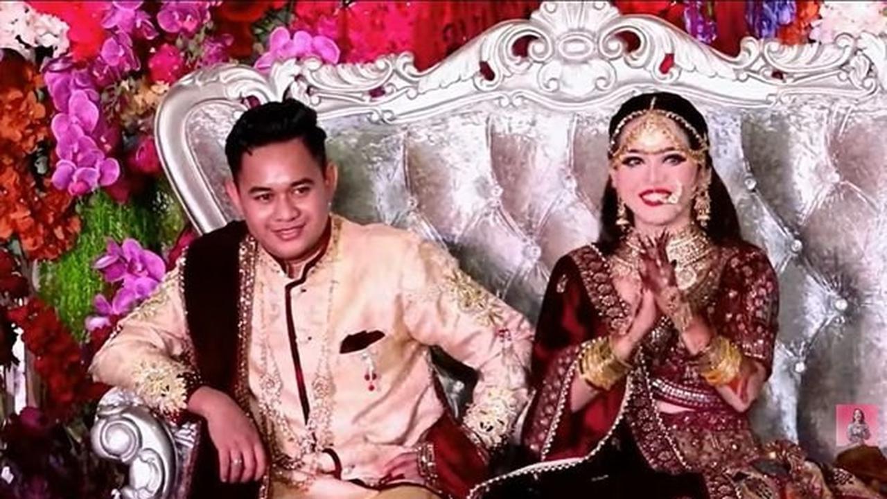 7 Potret Resepsi Putri Isnari dan Abdul Azis dengan Tema BollyWood, Meriah Banget