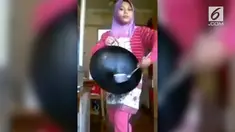 Rekaman wanita berjalan lenggak-lenggok gemulai diiringi musik koplo sambil membawa peralatan rumah tangga ini menuai gelak tawa,