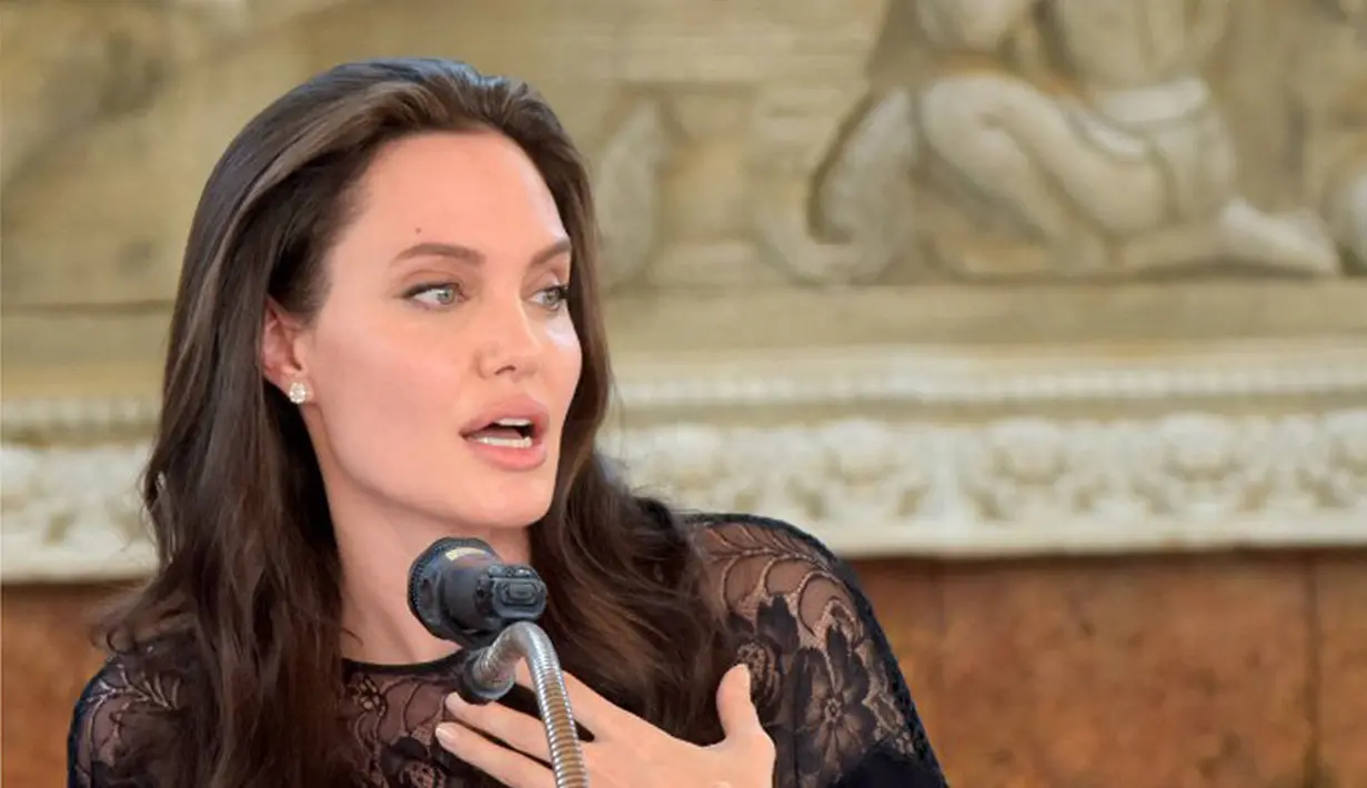Sejak menggugat cerai Brad Pitt, Angelina Jolie memang terbilang menutup diri dan tak memberikan pernyataan sedikitpun. Namun di balik itu semua, ternyata Jolie menyimpan luka yang mendalam. (AFP/Bintang.com)