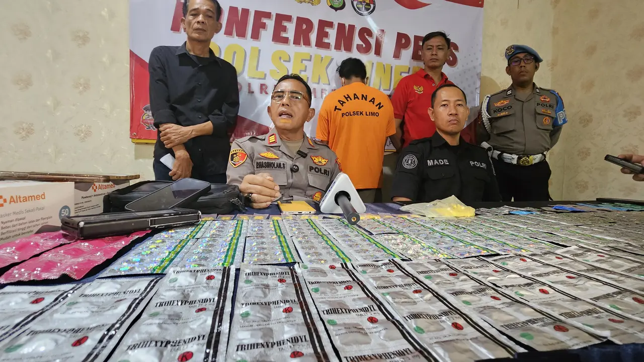 Kapolsek Cinere, AKP Pesta Hasiholan Siahaan memperlihatkan barang bukti obat daftar G yang disita dari pedagang ilegal. (Liputan6.com/Dicky Agung Prihanto)