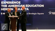 Rektor Sampoerna University, Wahdi Salasi April bersama Istri Dubes Amerika Sofia Blake dan COO Sampoerna School System Marshall E Schott membuka Sampoerna Eduacation Expo 2016 di Gedung Sampoerna Square, Jakarta, Sabtu (5/36). (Liputan6.com/Yoppy Renato)