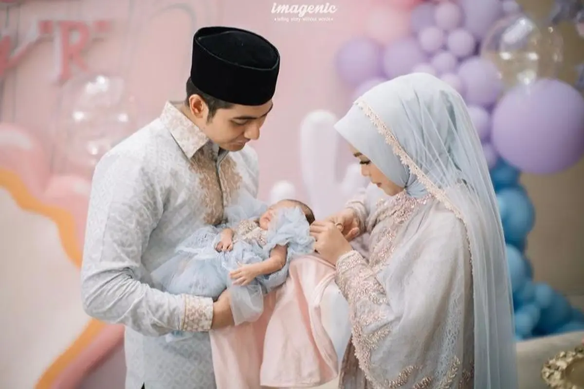 8 Potret Gaya Ria Ricis Bergaun Pastel saat Akikah dan Syukuran Anak Pertama