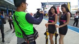 Para Umbrella Girl berpose saat Asia Road Racing Championship (ARRC) 2017 di Sirkuit Buriram, Thailand, Sabtu (2/12/2017). Kehadiran para umbrella girl menjadi daya tarik tersendiri di lintasan balap. (Bola.com/Muhammad Wirawan)