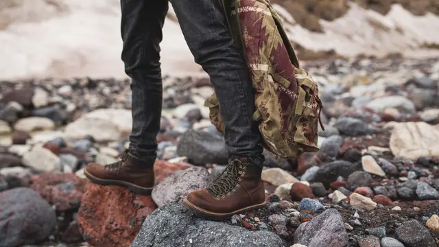 Jenis Sepatu yang Cocok untuk Dipakai Jalan Jarak Panjang (photo by freepik.com)