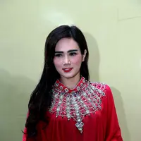 Sama-sama lahir tepat tanggal 23 Agustus meski berbeda tahun, Mulan Jameela dan Dul Jaelani memilih merayakan ulang tahun dengan cara yang berbeda. (Wimbarsana Kewas/Bintang.com)