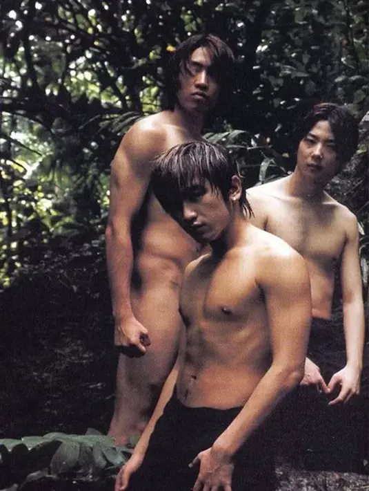 Shinhwa mengejutkan publik saat mereka berfoto dengan konsep Wild. Mereka   terlihat berpose sambil bertelanjang dada di hutan. (Foto: koreaboo.com)