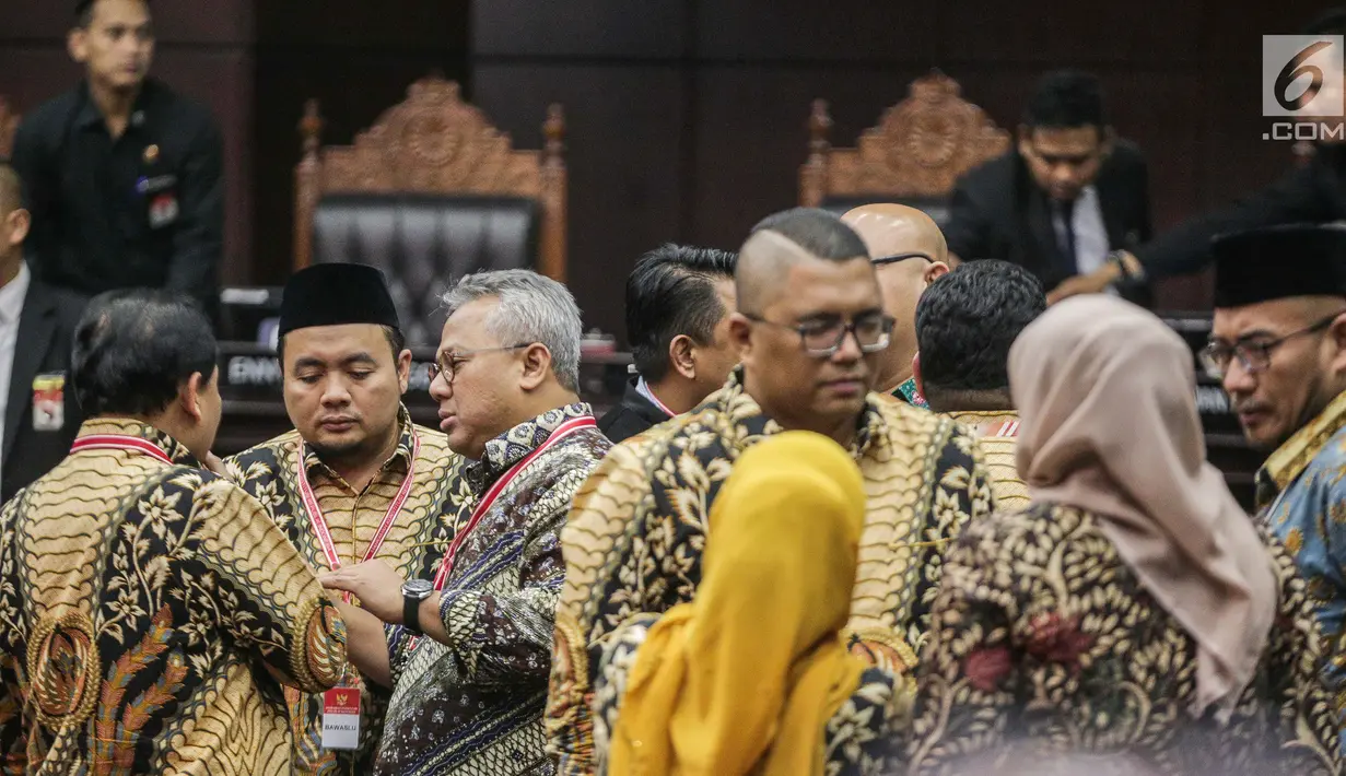 Ketua KPU Arief Budiman berbincang usai putusan MK di Gedung MK, Jakarta, Kamis (27/6/2019). MK menolak seluruh gugatan hasil Pilpres 2019 yang diajukan Prabowo-Sandiaga Uno yang disepakati sembilan hakim konstitusi tanpa dissenting opinion atau perbedaan pendapat. (Liputan6.com/Faizal Fanani)