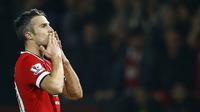 Robin van Persie luapkan kegembiraan usai cetak gol lawan Hull City (REUTERS/Darren Staples)