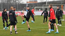 Para pemain RB Salzburg mengambil bagian dalam sesi latihan di Salzburg, Austria, 15 Februari 2022. RB Salzburg akan menjamu Bayern Munchen pada leg pertama babak 16 besar Liga Champions 2021/2022 di Stadion Red Bull Arena, Kamis (16/2/2022) dini hari WIB. (KERSTIN JOENSSON/AFP)
