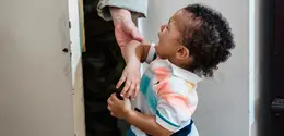 Kecemasan berpisah di hari pertama sekolah anak perlu menjadi perhatian orangtua. [Dok/Pexels.com/George Pak].