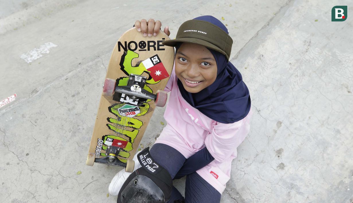 Atlet skateboard Indonesia, Bunga Nyimas Cinta, berpose usai latihan di Skateboard Park, TMII, Jakarta, Sabtu (8/9/2018). Berhasil meraih perunggu, Bunga Nyimas menjadi atlet termuda peraih medali di Asian Games 2018. (Bola.com/M Iqbal Ichsan)