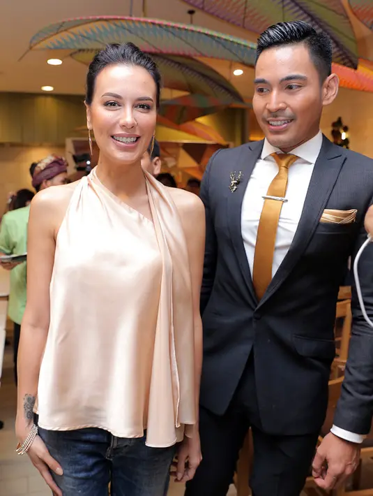 "Dampingin, dampingin, iya," lanjut pria yang juga sempat diisukan dekat dengan Ayu Ting Ting tersebut. (Deki Prayoga/Bintang.com)