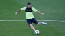 Penyerang Barcelona, Lionel Messi menendang bola saat melakukan sesi latihan di Olympiastadion Berlin, Jerman (5/6/2015). Barcelona akan menghadapi Juventus di Final Liga Champions. (Reuters/Fabrizio Bensch)